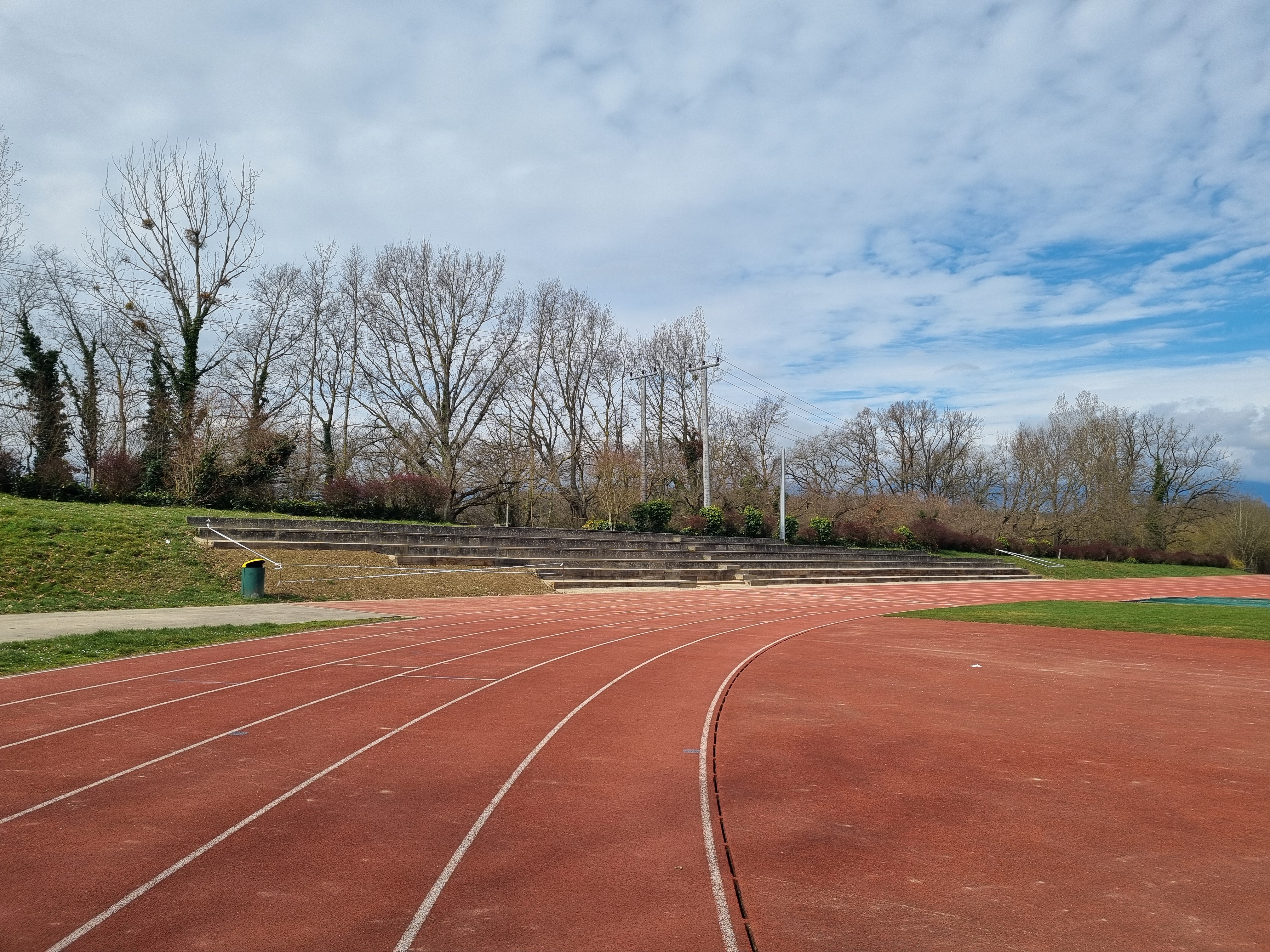 Les gradins du stade d'athlétisme ont été rénovés ! 